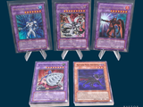 Quatre types différents de cartes Pokémon sont représentés sur un fond bleu.