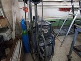 une photo d'un soudeur dans un garage