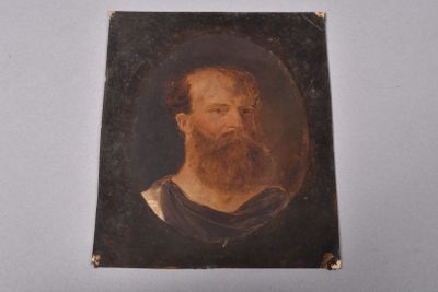 portrait d'un homme barbu vêtu d'une robe noire