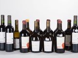 plusieurs bouteilles de vin sont alignées sur une surface blanche