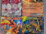 quatre cartes Pokémon différentes, avec des couleurs et des motifs variés