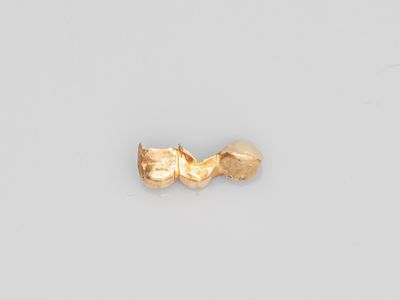 une paire de boucles d'oreilles en or sur un fond blanc