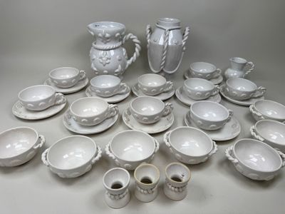 beaucoup de vaisselle et de tasses blanches sur la table