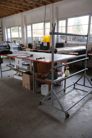 Quatre tables de travail, étagère métallique, deux servantes à ro...