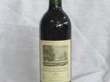 une bouteille de vin posée sur une table