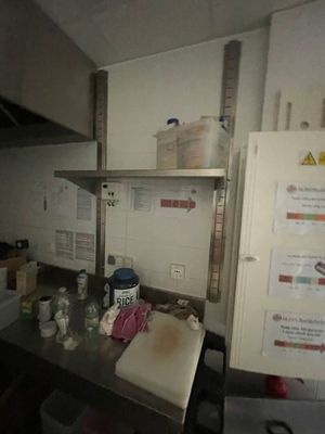 une image d'une cuisine avec beaucoup de désordre sur le comptoir