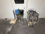 une photo d'une pièce avec un aspirateur et un tuyau