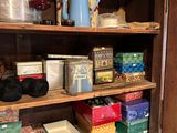 une armoire en bois sur laquelle sont posés de nombreux objets divers