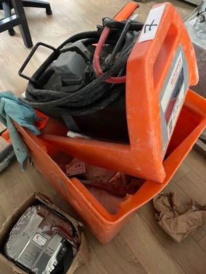 une boîte orange contenant tout un tas d'outils