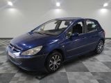 la photo d'une voiture bleue garée dans un garage
