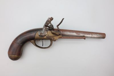 un gros plan d'un pistolet sur une surface blanche