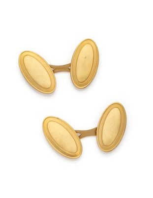 deux paires de boutons de manchette plaqués or sur fond blanc