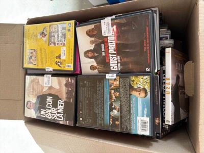 Un carton complet de DVD films.