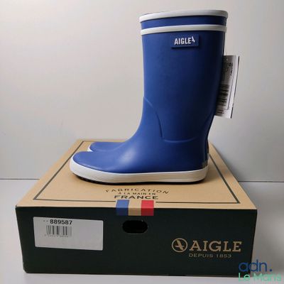 une image représentant une paire de bottes de pluie bleues posées sur une boîte