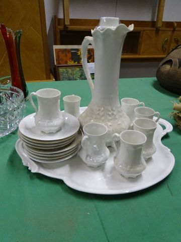 Service à chocolat en porcelaine de Limoge Giraud : plateau, vers...