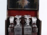 un service à liqueur à l'ancienne présenté dans un coffret en bois