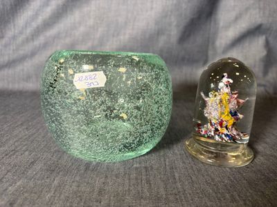 deux boules à neige en verre posées l'une à côté de l'autre sur une table