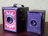 deux vieux appareils photo posés sur une table