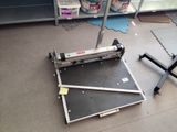 une machine posée sur le sol d'une pièce