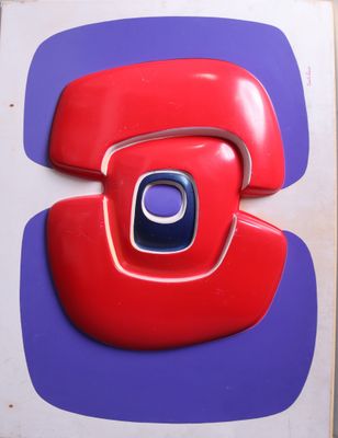 une photo d'une photo d'un téléphone rouge et bleu