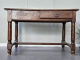 une table en bois surmontée d'un tiroir