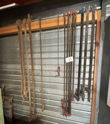 beaucoup d'outils accrochés au mur du garage