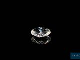 un diamant blanc sur fond noir