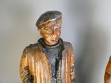 deux figurines représentant des hommes debout l'un à côté de l'autre
