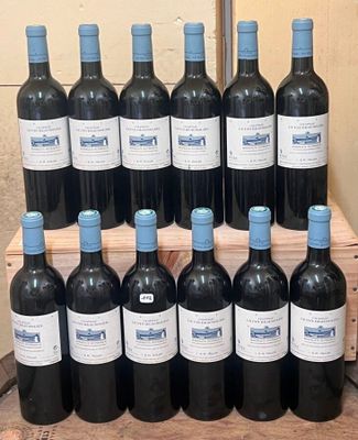 de nombreuses bouteilles de vin posées sur une caisse en bois