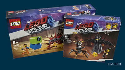 deux boîtes de kits « Le film Lego » sur fond bleu