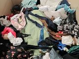 une boîte pleine de vêtements posée sur le sol