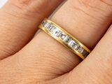 une image montrant un gros plan de la main d'une personne portant une bague