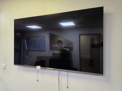 un téléviseur à écran plat fixé au mur d'une pièce