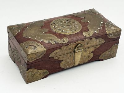 une petite boîte en bois ornée de motifs dorés