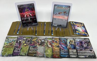 un lot de cartes posées sur une table