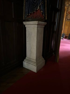 une statue représentant une femme, posée sur un socle au milieu d'une pièce
