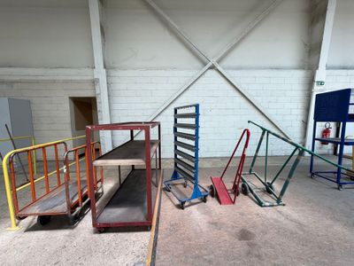 une salle contenant de nombreux types d'équipements différents