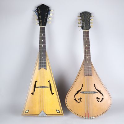 deux mandolines en bois posées l'une à côté de l'autre sur une surface blanche