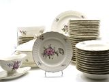 beaucoup d'assiettes et de tasses sur la table