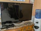 une télévision à écran plat posée sur une commode