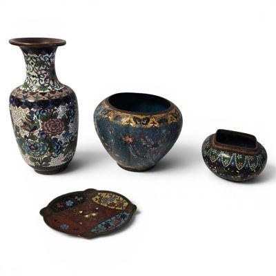trois vases placés l'un à côté de l'autre