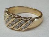 une bague en or sertie de diamants, posée sur un fond blanc