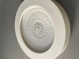 un plafonnier orné d'un motif circulaire
