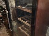 une cave à vin posée dans un coin de la pièce