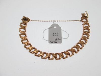 gros plan d'un bracelet en or portant une étiquette de prix