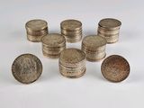 un lot de pièces de monnaie posées sur une table