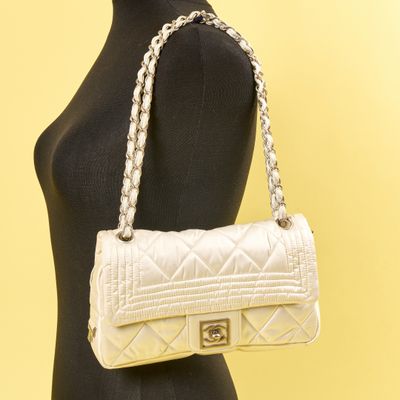 Sac à bandoulière Chanel en cuir d'agneau matelassé blanc