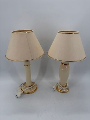 Ensemble de deux lampes dépareillées à piétement en céramique crème à  - Photo 1