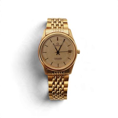 une montre-bracelet en or avec un cadran doré sur fond blanc