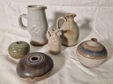 de nombreux types de vases différents posés sur une table